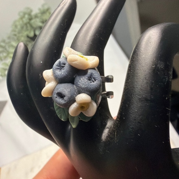 Handcrafted Blueberry and Flower Adjustable Ring silver plated - Picture 3 of 6